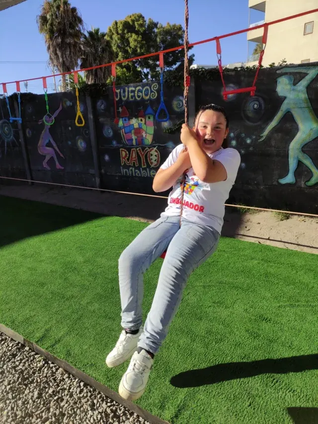 Niño con la polera Rayo Lover Embajador en el canopy en altura de Rayo Inflables